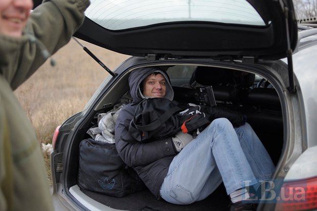 Один из журналистов ехал на место обмена в багажнике авто