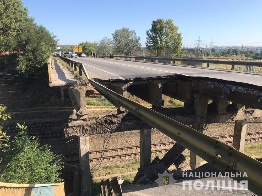 Под Харьковым обвалился автомобильный мост — Мост на голову
