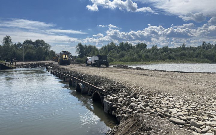 На Закарпатті відновлено рух вантажного та легкового транспорту через річку Тересва