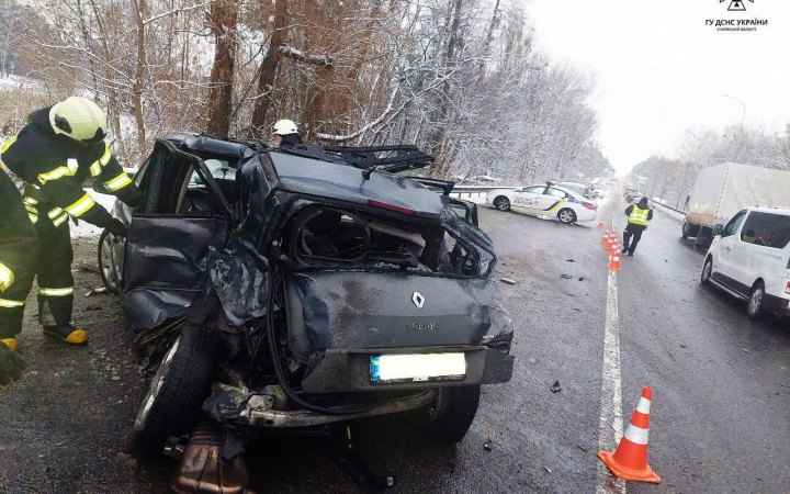 Під Києвом зіткнулись Renault, "Камаз" та маршрутне таксі, постраждало 4 людини