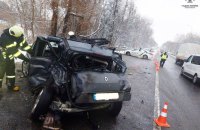 Під Києвом зіткнулись Renault, "Камаз" та маршрутне таксі, постраждало 4 людини