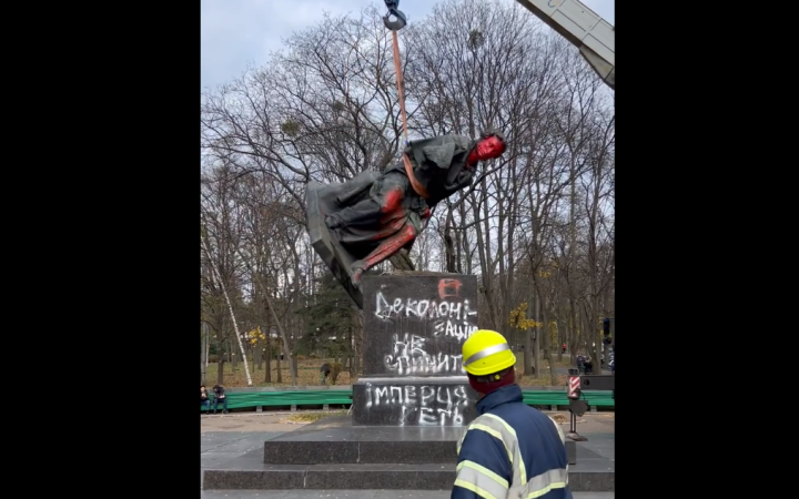 У Києві демонтували пам'ятник російському поетові Пушкіну