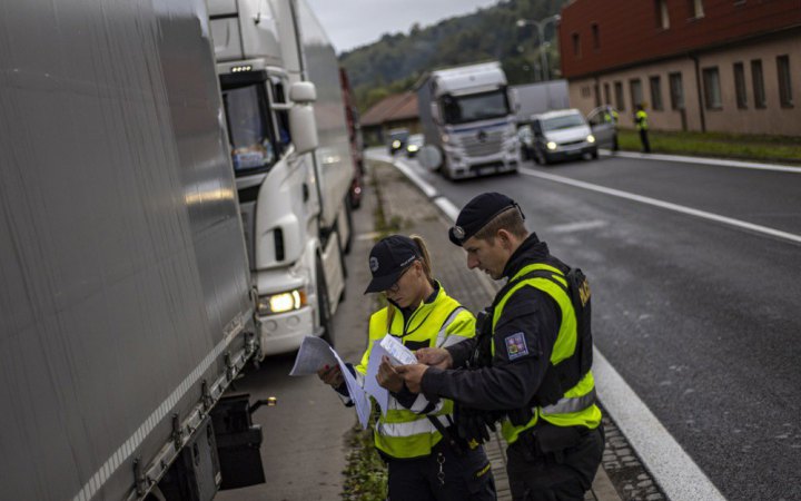 У Чехія поліція виявила у вантажівці групу мігрантів, жінка померла