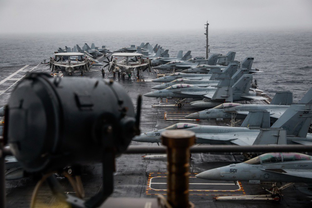 Американські винищувачі F-18 на палубі авіаносця USS Gerald Ford у східній частині Атлантичного океану, поблизу Франції, 13 листопада 2022 р.