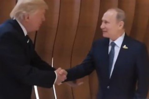 Після двогодинної зустрічі Трамп і Путін відмовилися виходити до преси