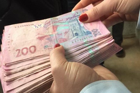 В Полтавской области бизнесмен предлагал начальнику полиции 100 тыс. гривен взятки в год