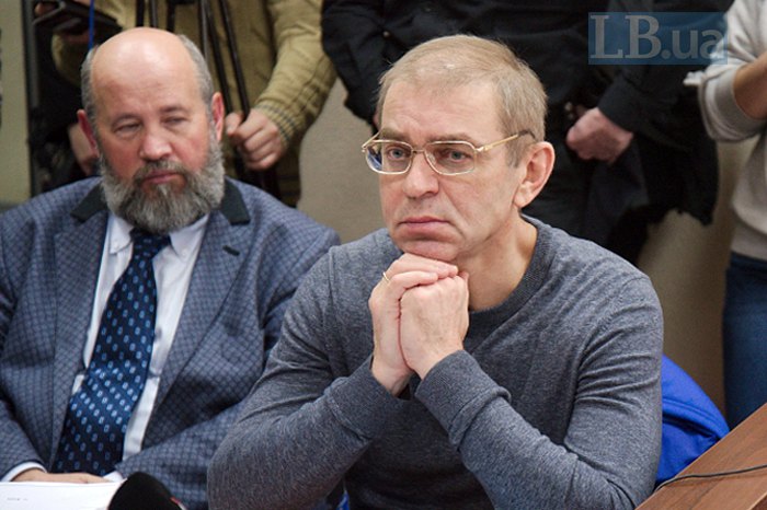  Cергій Пашинський і його адвокат Андрій Федур під час судового засідання.