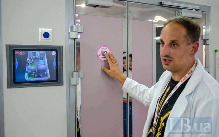 «Дорога життя з правого на лівий берег». Як живе єдине відділення Охматдиту, яке після ракетної атаки досі в напівевакуації 