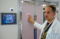 «Дорога життя з правого на лівий берег». Як живе єдине відділення Охматдиту, яке після ракетної атаки досі в напівевакуації 