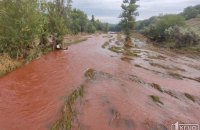 У Кривому Розі почервоніла вода в річці Інгулець