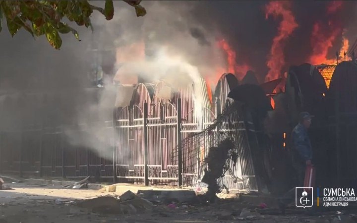 Росіяни вдарили по центральній частині міста Суми, виникли пожежі