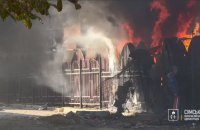 Росіяни вдарили по центральній частині міста Суми, виникли пожежі