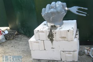 Памятник дерибану в Киеве украли