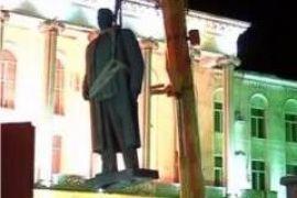 На родине Сталина снесли его памятник 
