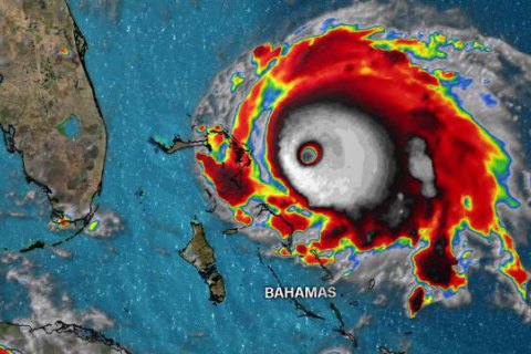 Ураган "Дориан" застрял над Багамами