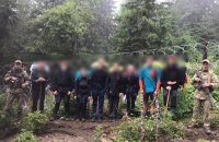 На Закарпатті прикордонники затримали вісьмох туристів з Чехії за підозрою у незаконному перетині українського кордону