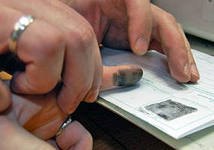 Порошенко одобрил внесение отпечатков пальцев в биометрические паспорта