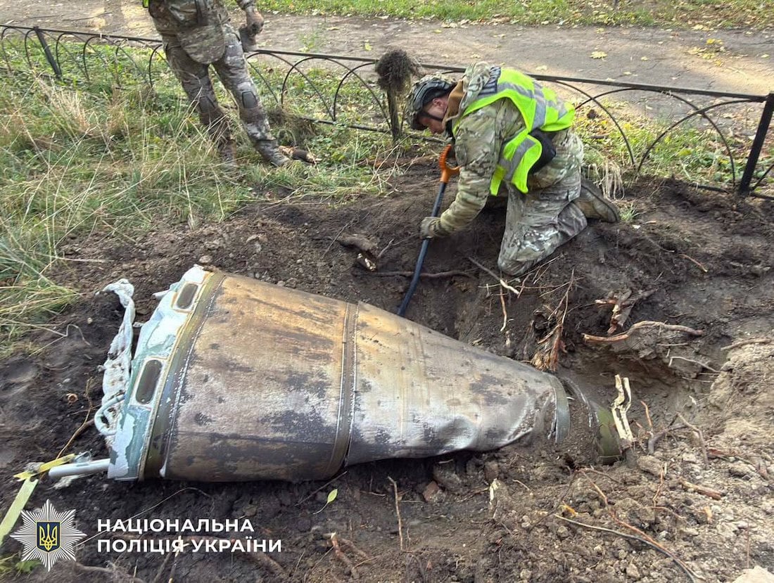 Російська балістика впала біля будинків