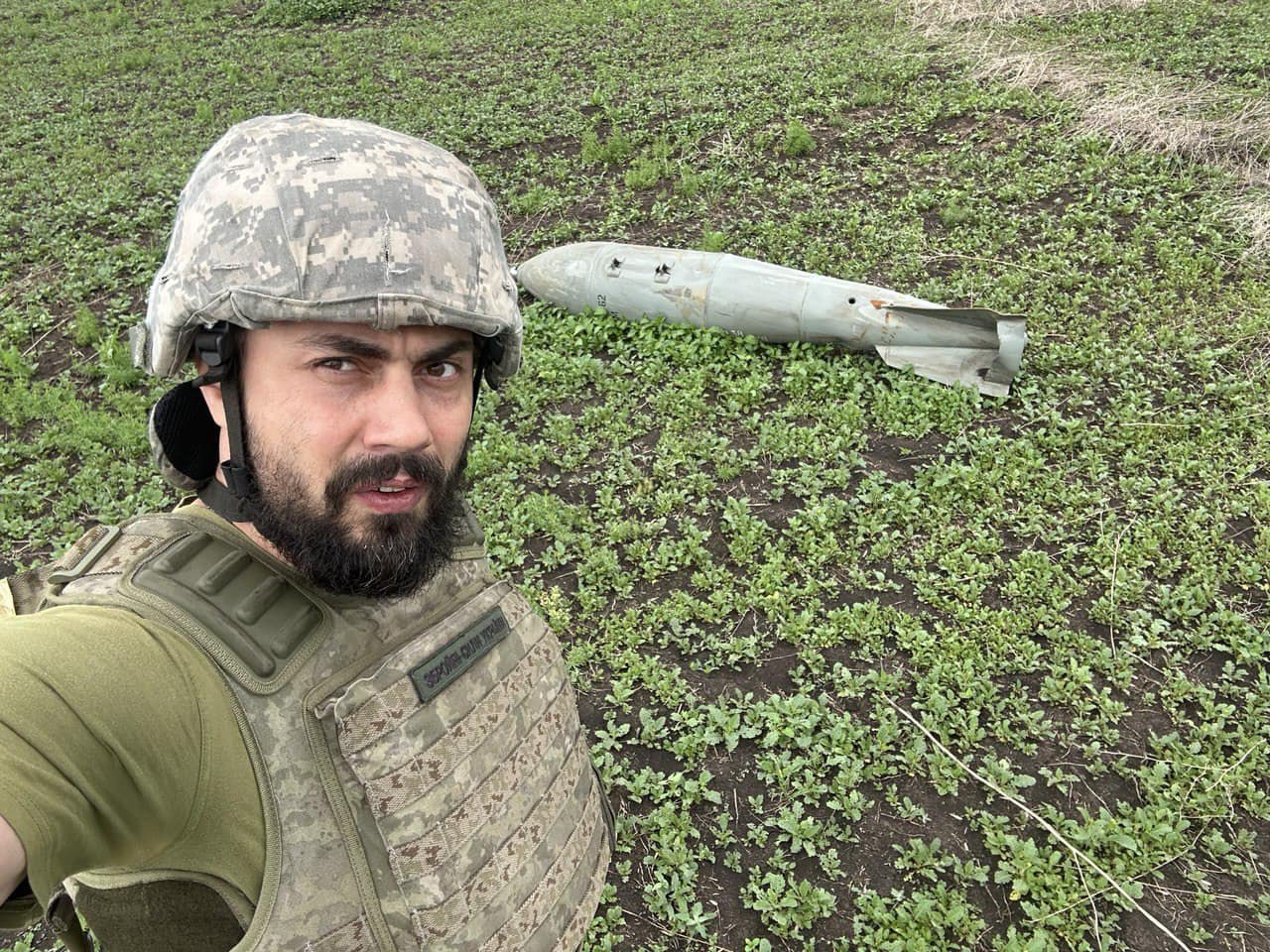 Єгор Фірсов біля КАБу, який не здетонував поблизу позицій бригади.