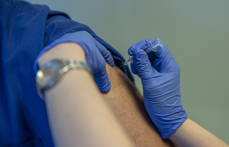 Лікар вакцинується проти COVID-19 вакциною Sinovac Biotech під час випробувань третьої фази в лікарні Acibadem у Стамбулі,
Туреччина, 9 жовтня 2020.