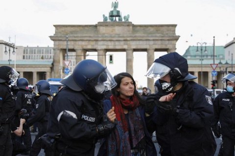В Берлине полиция применила силу для разгона акций против ковидних ограничений