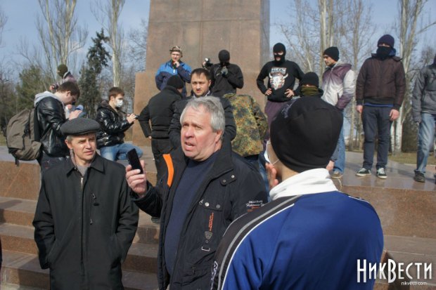 Сергій Ісаков (з телефоном) під час демонтажу пам'ятника