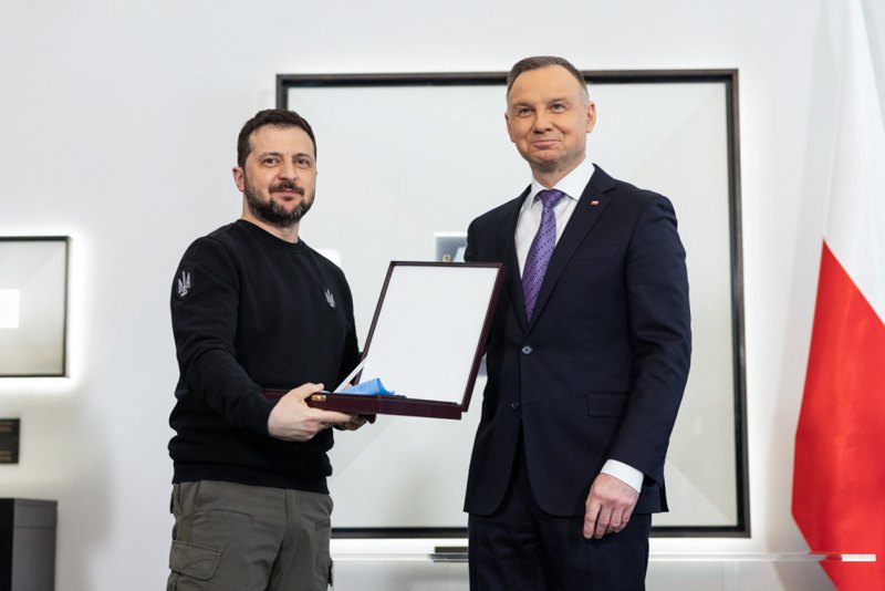 Президент Анджей Дуда вручає Володимиру Зеленському найвищу державну нагороду Польщі — орден Білого Орла. Квітень 2023 року.