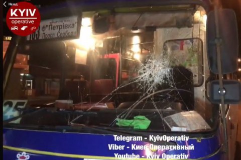 У Києві водій легковика розбив лобове скло і фару маршрутки, яка "підрізала" його 