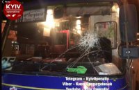 В Киеве водитель легковушки разбил лобовое стекло и фару "подрезавшей" его маршрутке
