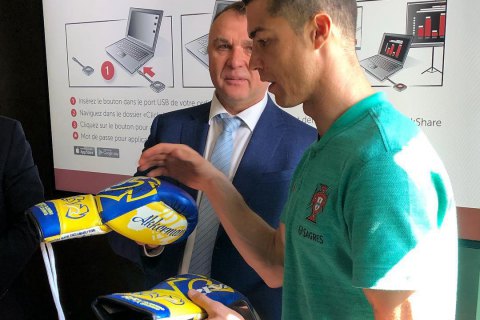 Ломаченко передал Роналду ценный подарок