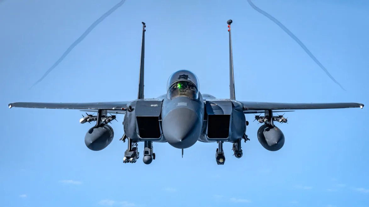 Винищувач <i>F-15E Strike Eagle</i>, озброєний ракетами класу повітря — повітря й високоточними бомбами в небі над Близьким Сходом у травні 2025 року.