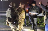 ДБР викрило військовослужбовця та його спільника, які за гроші допомагали бійцям піти у СЗЧ