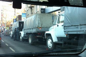 В центр Москвы движутся грузовики с военными