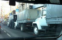 В центр Москвы движутся грузовики с военными