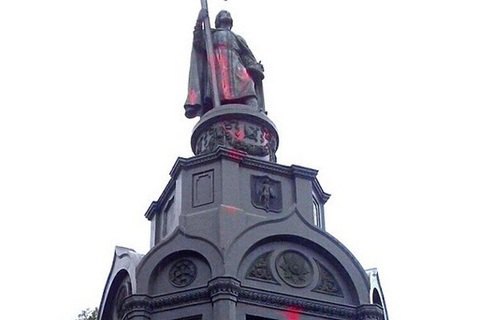 Памятник Владимиру Великому в Киеве облили красной краской 