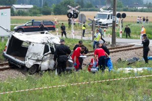 У Польщі поїзд врізався в мікроавтобус з українцями, 8 людей загинули
