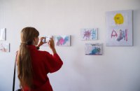 В Днепропетровске проходит выставка анонимной художницы Kinder Album