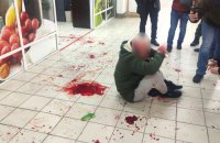 У Полтаві 63-річний чоловік зарізав одного з відвідувачів торговельного центру, ще одного поранив