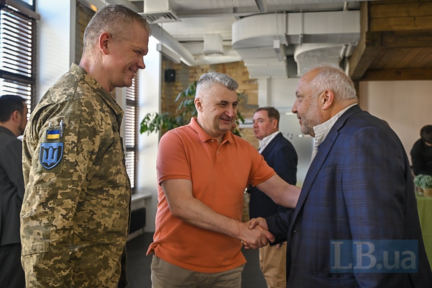 Екс-міністр аграрної політики та продовольства України, військовослужбовець ЗСУ Ігор Швайка. український військовий і журналіст
Сергій Череватий і екснардеп і голова наглядової ради Інституту стратегічних досліджень і прогнозів «Янус» Михайло Ігор Гринів