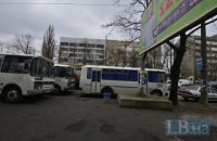Полиция нарушила ПДД возле Шевченковского райсуда, припарковав свои автобусы на остановке