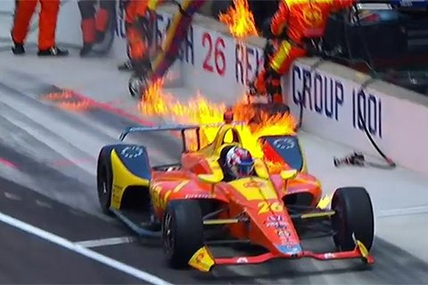 Гонщика не испугал пожар на собственном болиде во время пит-стопа гонки "Инди-500" 