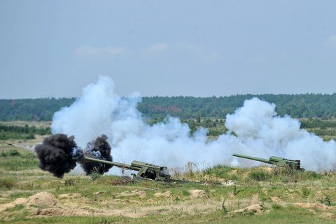 На Донбасі сталося 10 обстрілів, поранено військового