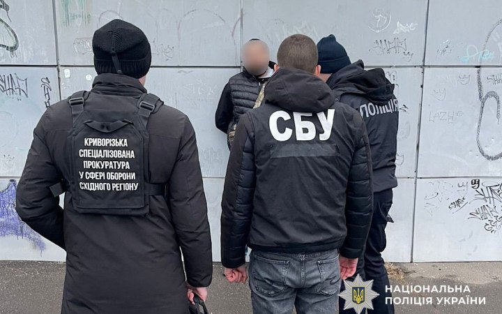 Криворізькі поліцейські затримали збувача зброї та боєприпасів