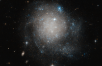 NASA показало фото галактики, похожей на булочку с корицей