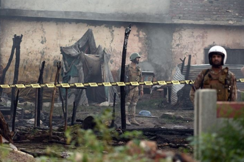 У Пакистані військовий літак впав на житлові будинки, є жертви