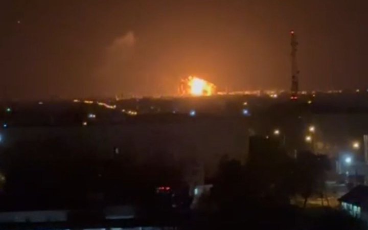 У російському Слов'янську-на-Кубані після потужного вибуху почалася пожежа