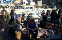 Неизвестные пытались разобрать баррикаду на Майдане Независимости