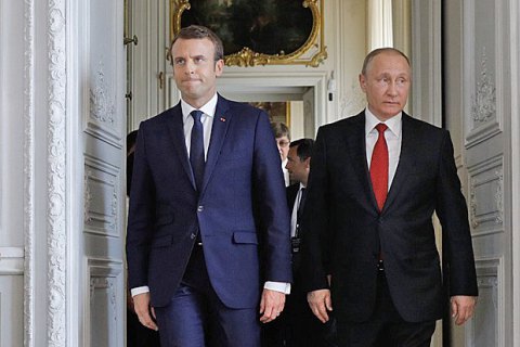 Макрон сдержанно встретил Путина в Париже