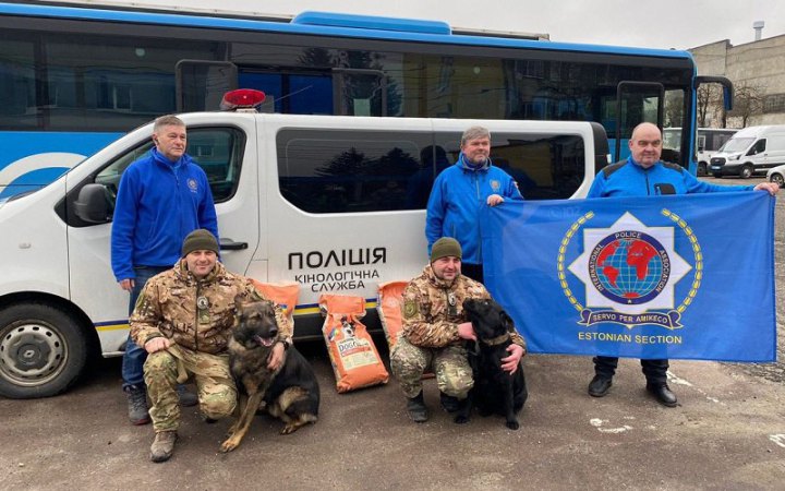 Поліція Києва отримала від Естонії тонну корму для службових собак