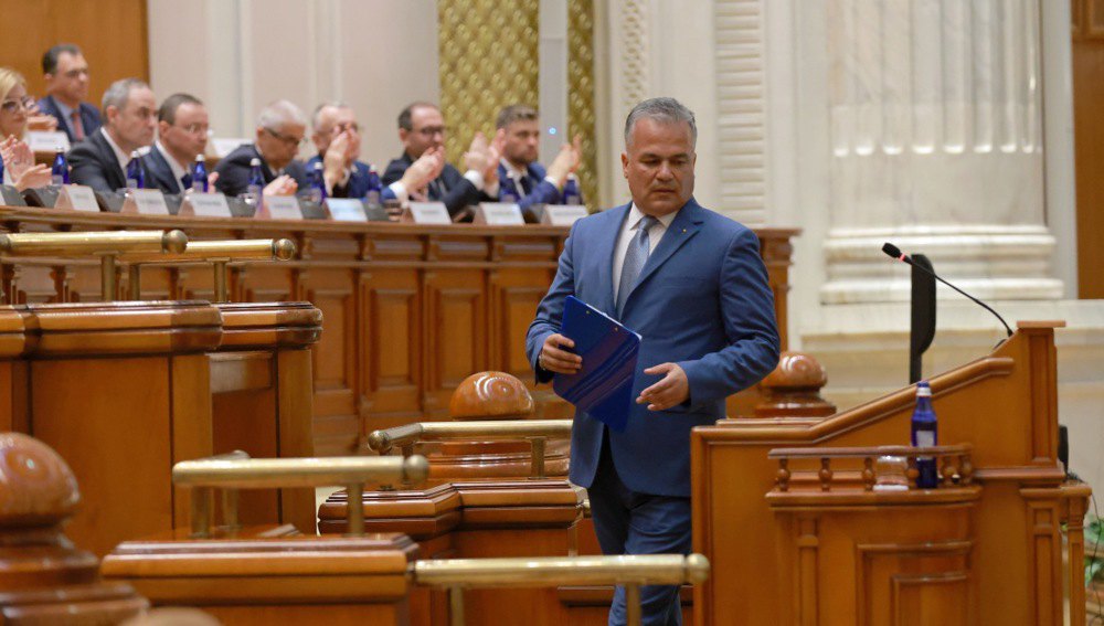 Кандидат на посаду прем'єр-міністра Румунії Адріан Вештя перед промовою під час пленарного засідання парламенту в Бухаресті, 22 червня 2026 року.